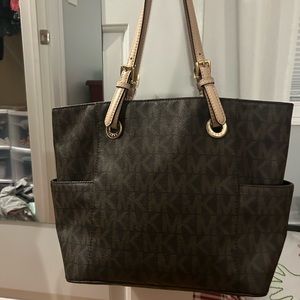 Great condition Michael Kors bag.